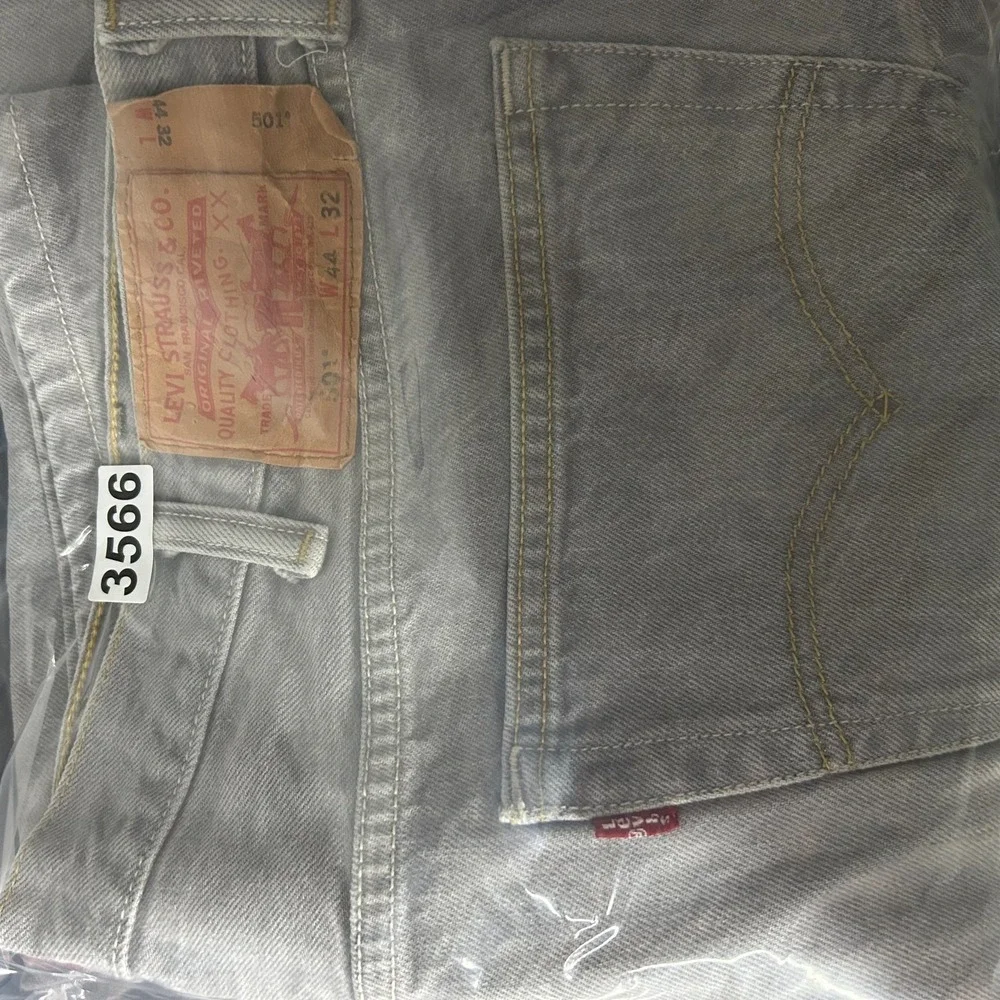 Levi's 501 Jeans Men's Gray Denim Pockets Classic Straight‎ Button Fly - 41X28.5